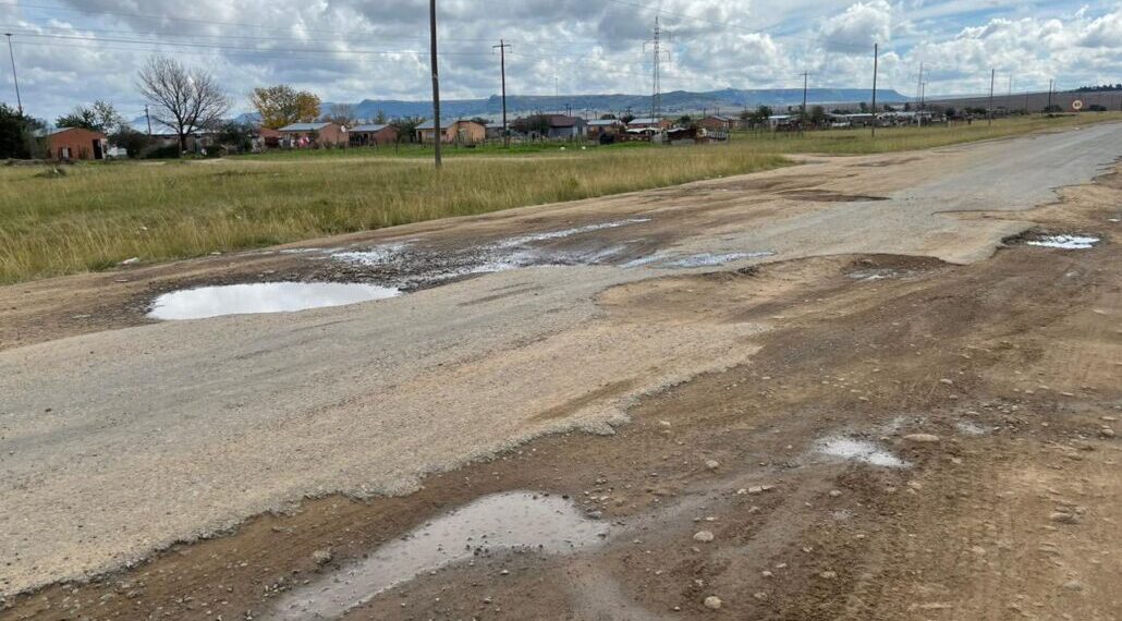 Among many other challenges, unsafe road conditions and ongoing government inaction are frustrating farmers in Free State. Photo: FSA
