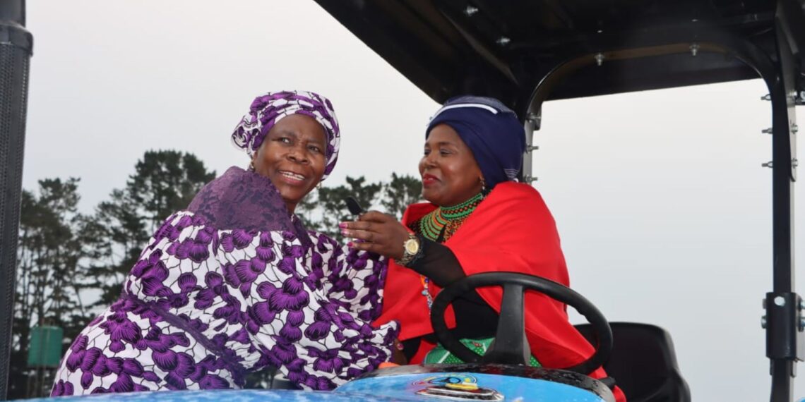 Agriculture MEC Nonceba Kontsiwe hands over a tractor to AmaXhosa Queen Nozizwe Sigcau. Photo: Olwetu Batyi/DoA