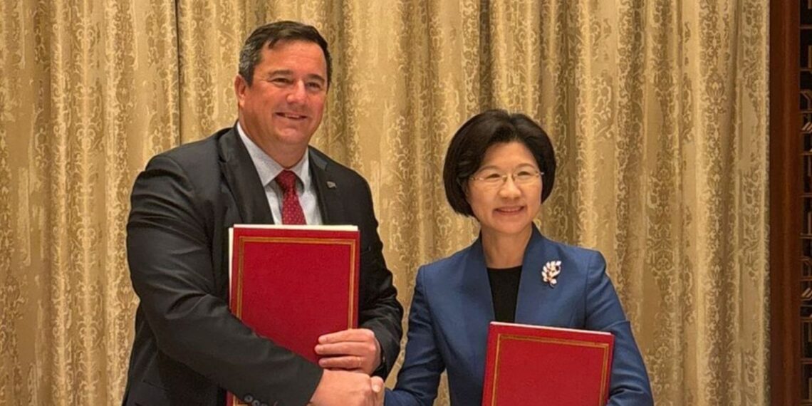 South Africa's agriculture minister, John Steenhuisen, and Minister Sun Meijun of China’s General Administration of Customs (GACC). Photo: Supplied/Food For Mzansi