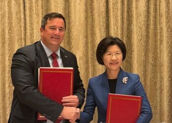 South Africa's agriculture minister, John Steenhuisen, and Minister Sun Meijun of China’s General Administration of Customs (GACC). Photo: Supplied/Food For Mzansi