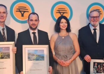 From left: Dr Hendrik Smith, Dr Dirk Strydom of Grain SA (accepting the New Entrant to Commercial Agriculture 2025 award on behalf of the late Nkosana Mtimkulu), Lindi Botha from Agricultural Writers SA, and Jan Grey at last night’s AWSA Awards. Photo: Supplied/Food For Mzansi