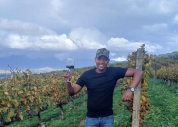 Rethabile Kgatlhane, the spirited founder behind Tipsy Twenties Winery, is putting Kuruman on the wine map one joyful sip at a time. Photo: Supplied/Food For Mzansi