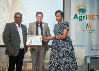AgriSETA’s Anban Govender (left) and Johannah Masombuka (right) celebrate with Shaun Welmans, CEO of Agri Skills Transfer, whose company won Innovative Skills Development Project of the Year at AgriSETA’s Stakeholder Excellence Awards 2025. Photo: Supplied/Food For Mzansi