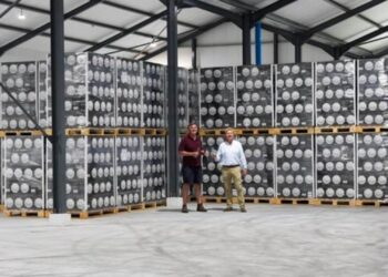 Vergelegen winemaker Luke O’Cuinneagain (left) and managing director Wayne Coetzer (right) toast the opening of the 4 226 m² warehouse. Photo: Supplied/Food For Mzansi