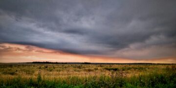 The South African Weather Service has maintained its previous forecast for a wetter-than-usual late summer for the northeastern parts of the country, a forecast that is now extended into early autumn, while the southwestern parts will remain dry. Photo: Oleg Vo/Pexels