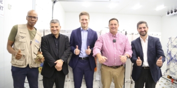 Mooketsa Ramasodi (director-general of the department of agriculture), Daniel Helou (Biogénesis Bagó), Facundo Grimberg (commercial attache from Argentina), agriculture minister John Steenhuisen, and Raul Ailan (Argentine ambassador) at the arrival of South Africa’s first consignment of FMD vaccines. Photo: Supplied/Food For Mzansi
