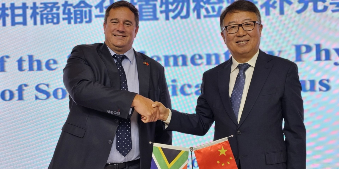 Minister John Steenhuisen and Chinese ambassador Wu Peng. South Africa and China have amended the citrus plant health protocol. Photo: Supplied/Food For Mzansi