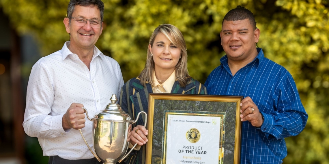 From left to right: Chris Fourie, president of Agri-Expo; Jo-Mari Erasmus of Hemelhuijs, winner of the 2026 South African Preserve Product of the Year; and Breyton Milford, general manager of Agri-Expo and organiser of the SA Preserve Championships. Photo: Supplied/Food For Mzansi