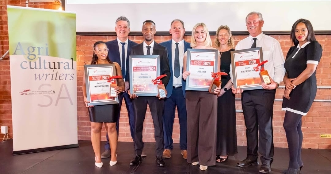 Award recipients Ikageng Maluleke, Sizo Tshabalala, Jade Smith and Willem Groothof, alongside Agricultural Writers SA North representatives and event sponsors, at the recent awards ceremony in Pretoria celebrating excellence in South African agriculture. Photo: Agricultural Writers SA North