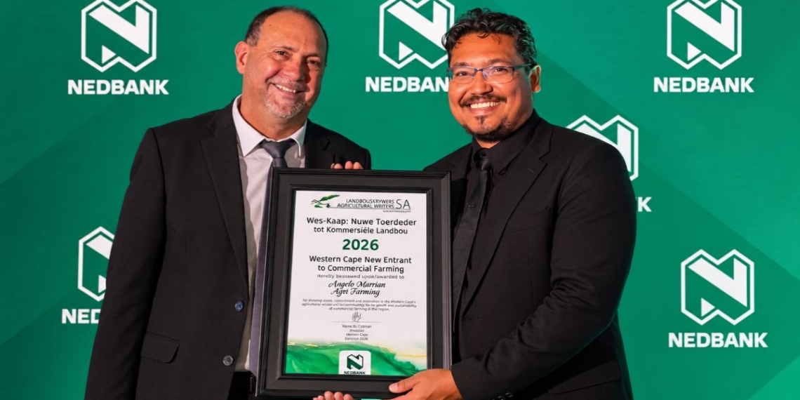 Angelo Marman of Abitz Farming, Western Cape New Entrant to Commercial Farming of the Year, with Daneel Rossouw, head of sales for Agriculture at Nedbank Business and Commercial Banking, at Agricultural Writers SA’s !Xhariep regional awards. Photo: Supplied/Lucentlands