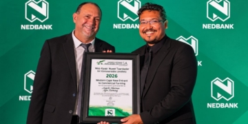 Angelo Marman of Abitz Farming, Western Cape New Entrant to Commercial Farming of the Year, with Daneel Rossouw, head of sales for Agriculture at Nedbank Business and Commercial Banking, at Agricultural Writers SA’s !Xhariep regional awards. Photo: Supplied/Lucentlands